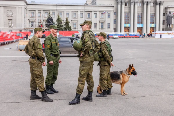 Army patrol with dog on Kuibyshev Square in Samara — Stock Photo, Image