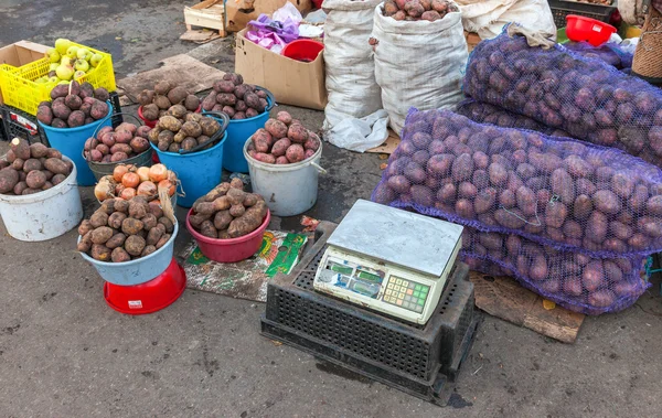 Pommes de terre fraîches prêtes à la vente au marché traditionnel des agriculteurs — Photo