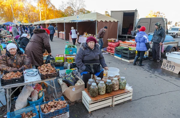 新鲜蔬菜准备发售，传统农民市场 — 图库照片