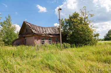 Ahşap evde Rus Köyü terk edilmiş. Novgorod bölgesi, 