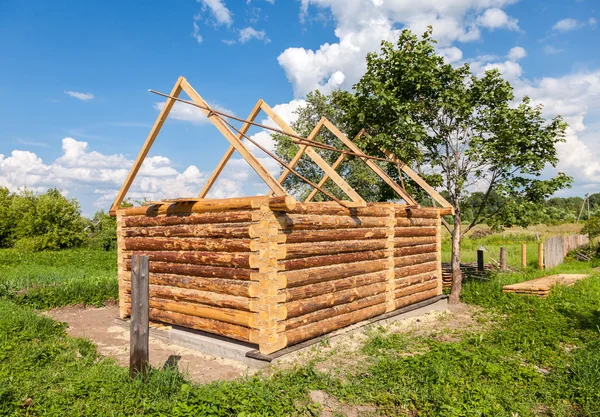 Construction of a new wooden bath house in Russian village — Stock Photo, Image