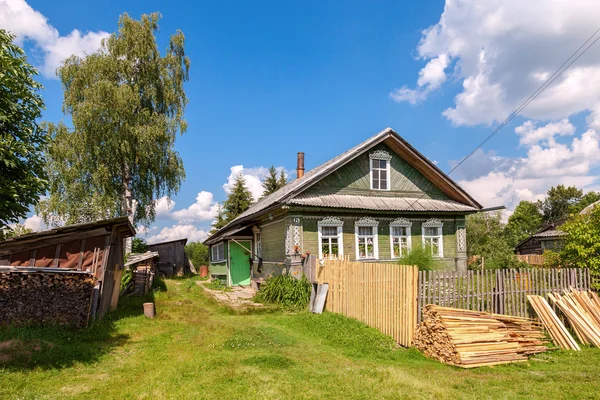 Stary drewniany dom w rosyjskiej miejscowości. region Novgorod, Federacja Rosyjska — Zdjęcie stockowe