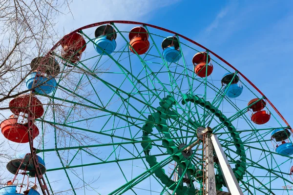 Цветное колесо обозрения на фоне голубого неба — стоковое фото