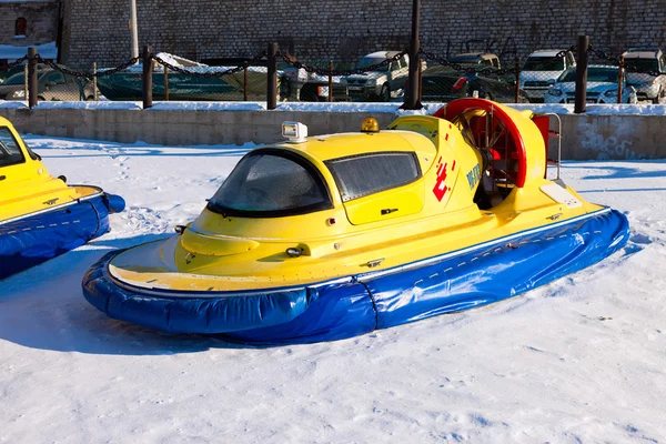 Hovercraft no gelo do rio Volga congelado em Samara perto de t — Fotografia de Stock