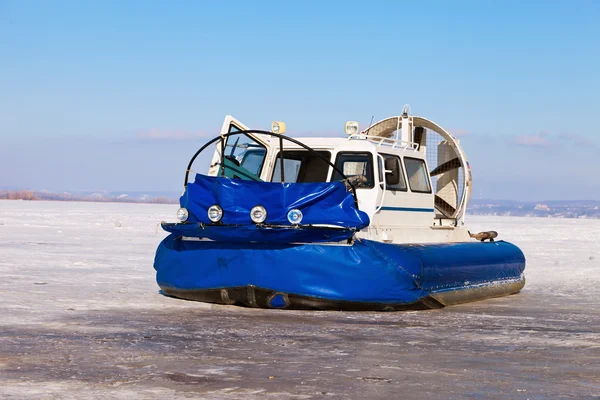 Hovercraft sur la glace de la Volga à Samara — Photo
