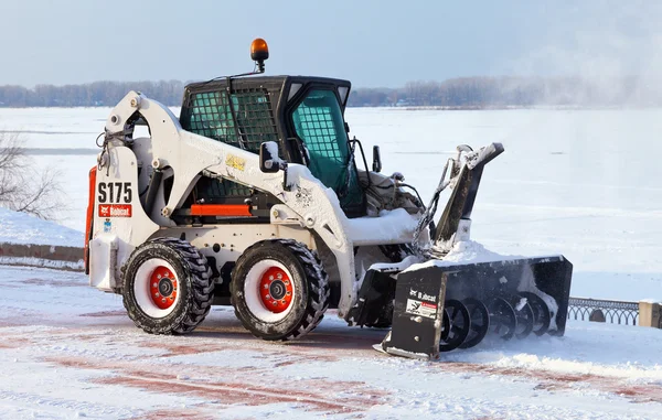 Sneeuw schoonmaken trottoirs en straten van de stad die vallen onder — Stockfoto