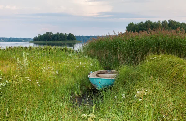 Oude vissersboot aan het meer in zomerdag — Stockfoto