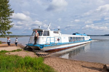 Valday göl kenarında Iversky manastırda gemide gezi 