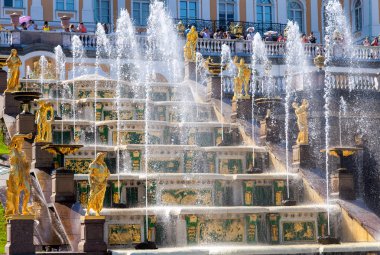 Grand Cascade (Petrodvorets) Peterhof sarayında. UNESCO'nun Dünya Mirası listesinde yer Peterhof Palace