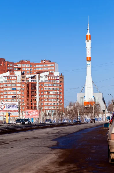 Real "Soyuz" type rocket as monument on Samara street — Stock Photo, Image