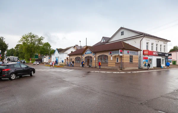 Blick auf die Stadtstraße im Sommer bewölkt — Stockfoto