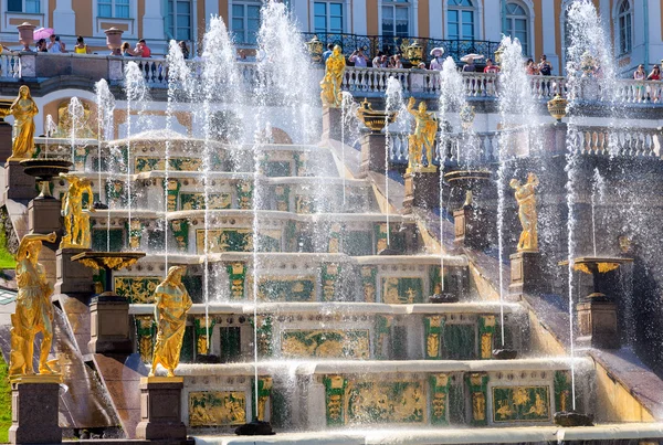 Grand Cascade i Peterhof palatset (Petrodvorets). Peterhof palatset ingår i UNESCO: s världsarvslista — Stockfoto