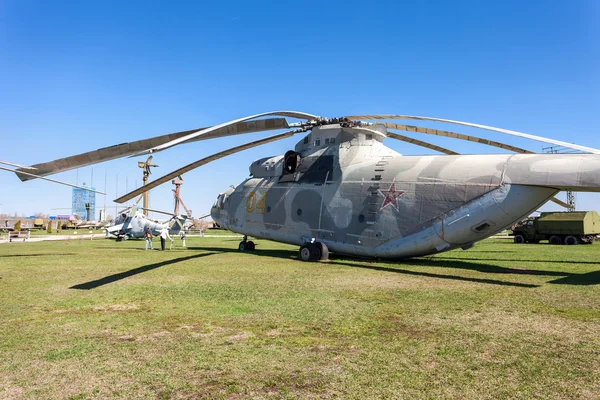 Il pesante elicottero di trasporto militare russo Mi-26 "Halo" in — Foto Stock