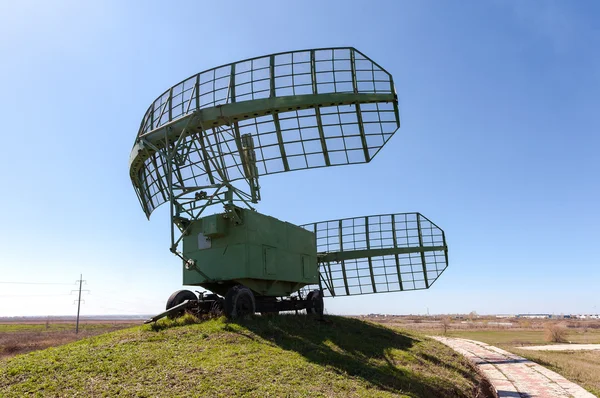 Estação de radar militar russa contra o céu azul — Fotografia de Stock