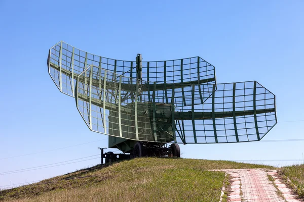 Stazione radar militare russa contro il cielo blu — Foto Stock