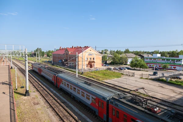 Blick auf das Bahnterminal okulovka und die Eisenbahnstrecken im Sommer sonniger Tag — Stockfoto
