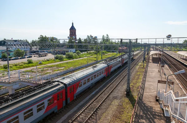Görünümü yaz güneşli gün şekillerde demiryolu ve raylı Terminal Okulovka — Stok fotoğraf