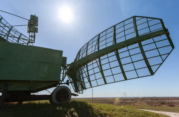 Militär rysk radar station mot blå himmel — Stockfoto