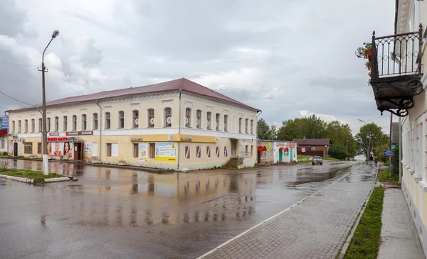 Blick auf die Stadtstraße von Valday, Russland im Sommer bewölkten Tag — Stockfoto