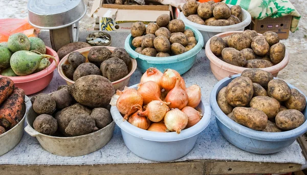 Сырье овощи готовы к продаже на местном уличном рынке в Сама — стоковое фото