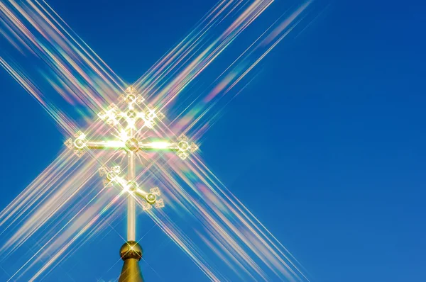 Mavi gökyüzü arka plan karşı altın Ortodoks haçı — Stok fotoğraf