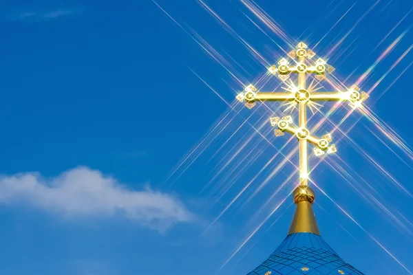 Mavi gökyüzü arka plan karşı altın Ortodoks haçı — Stok fotoğraf