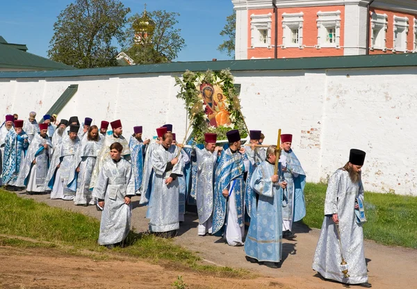 De jaarlijkse heilige religieuze processie van pictogram van onze lieve vrouw van Iv — Stockfoto