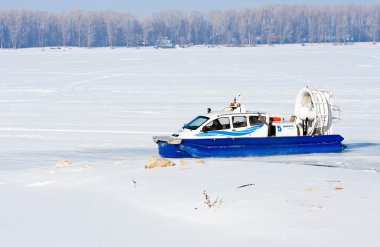 Hovercraft Samara içinde donmuş Volga Nehri'nin buz üstünde