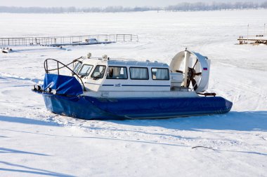 Hovercraft Samara içinde donmuş Volga Nehri'nin buz üstünde