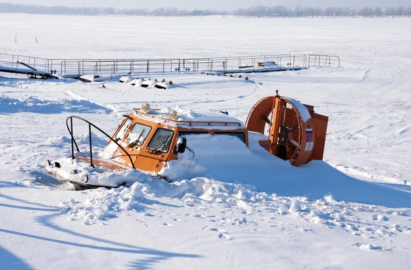 Hovercraft on the ice of the frozen Volga River in Samara — Stock Photo, Image