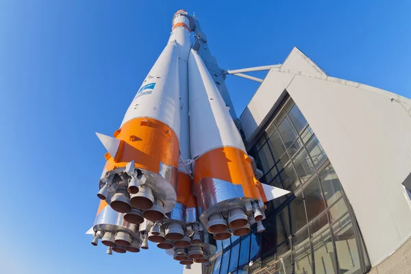 Véritable fusée de type "Soyouz" comme monument à Samara, Russie — Photo