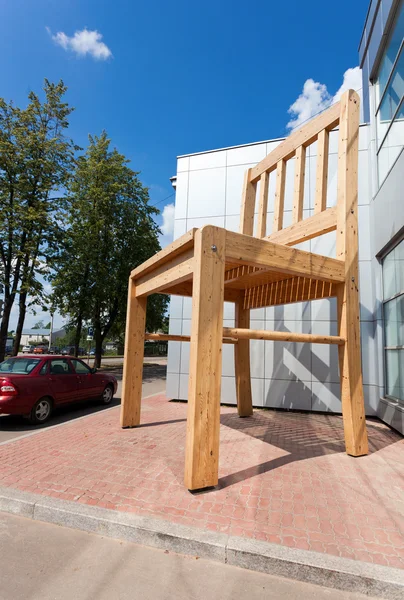 Silla grande escultura de madera cerca de la fábrica de muebles en Borov —  Fotos de Stock