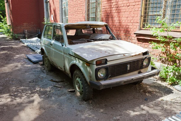 Ditinggalkan russian yang rusak mobil Lada di ditinggalkan kota i — Stok Foto