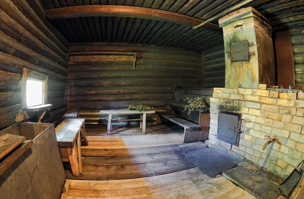 Innenraum eines traditionellen russischen Holzbades mit Ziegelofen — Stockfoto
