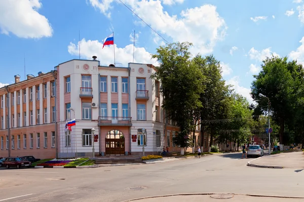 Blick auf das Gebäude der Stadtverwaltung in Borovichi, Russland — Stockfoto