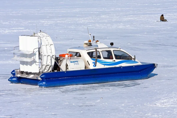 Hovercraft on the ice of the frozen Volga River in Samara — Stock Photo, Image
