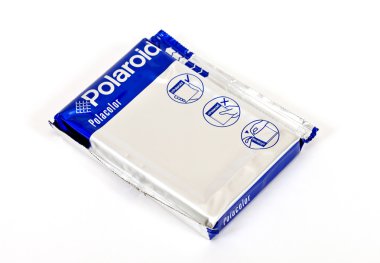 Kaset için anlık kamera Polaroid beyaz arka plan üzerine