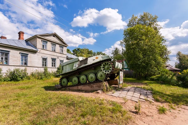 Легкий полубронированный гусеничный артиллерийский трактор АТ-П как мон — стоковое фото