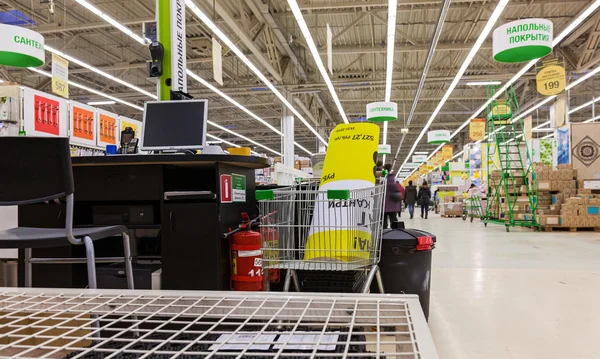 Interieur van de Leroy Merlin Samara winkel — Stockfoto