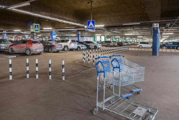 大型购物商场的地下停车场 — 图库照片