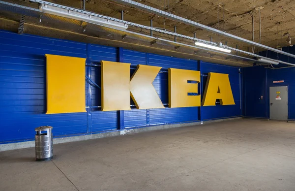 Log in hypermarket IKEA dari tempat parkir mobil di bawah gedung — Stok Foto