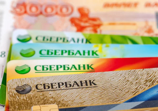 Photo of VISA and Mastercard credit card with russian rubles — Stock Photo, Image