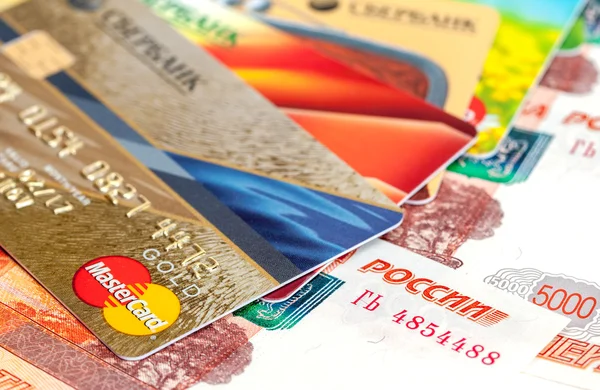 Фото кредитной карты VISA и Mastercard с российскими рублями — стоковое фото