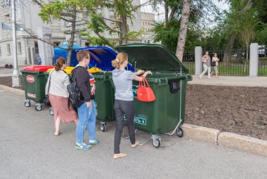 Halklar yeni plastik çöpe atar çöp 