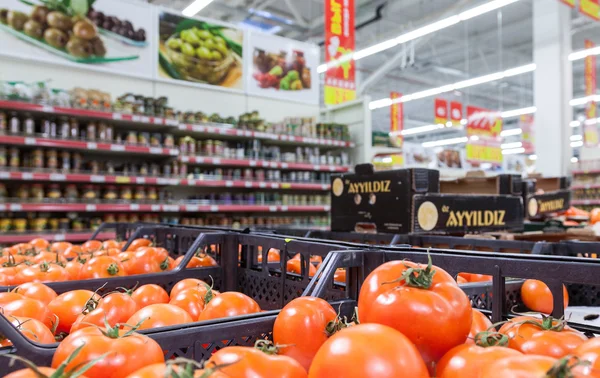 Legumes frescos prontos para venda no hipermercado — Fotografia de Stock