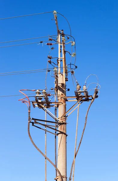 Sistema de fiação e isoladores de linha de energia sobre o céu azul — Fotografia de Stock