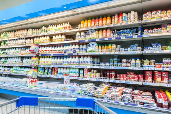 Verse melk produceert klaar voor verkoop in Perekrestok Samara opslag, — Stockfoto