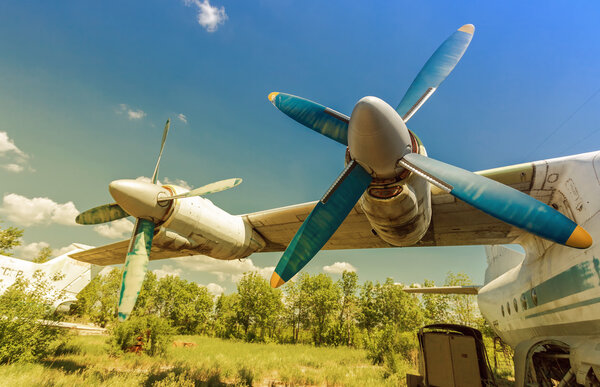 Турбины турбовинтовых самолетов на заброшенном аэродроме на солнце
