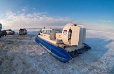Hovercraft buz donmuş nehrin üzerinde