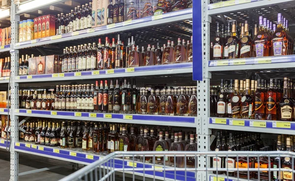 Apresentar bebidas alcoólicas no hipermercado METRO — Fotografia de Stock